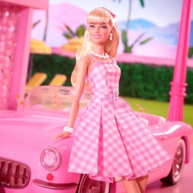 Кукла Barbie The Movie - Барби в розова карирана рокля от гингам