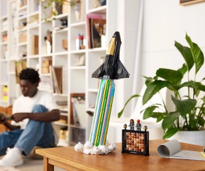 LEGO® Icons 10391 - Над луната с Фарел Уилямс