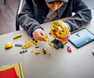 LEGO® Editions 43022 - Каска на Луис Хамилтън от отбора на Scuderia Ferrari HP