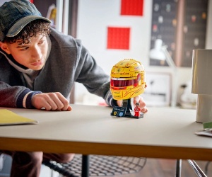 LEGO® Editions 43022 - Каска на Луис Хамилтън от отбора на Scuderia Ferrari HP