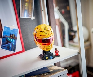 LEGO® Editions 43022 - Каска на Луис Хамилтън от отбора на Scuderia Ferrari HP