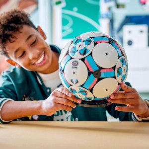 LEGO® Editions 43019 - 3D модел с интерактивен миниатюрен стадион